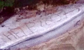 Dòng chữ kêu cứu của ông Geoff Keys chụp từ trên cao. 