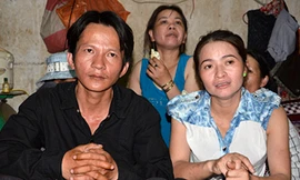 Anh Trịnh Minh Vương (áo đen) đã phải bỏ về quê vì không chịu được áp lực dư luận từ sau khi nhặt được "kho báu" hơn 5 triệu Yen trong chiếc loa cũ