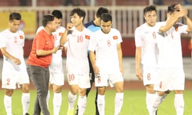 Công Phượng tặng băng đội trưởng cho fan cuồng