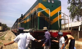 Tàu hỏa xẻ đôi máy cày, đường sắt Bắc - Nam tê liệt