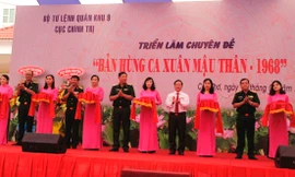 Cắt băng khai mạc triển lãm.