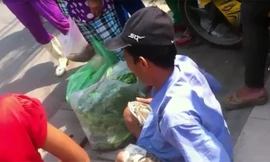 Người đàn ông khóc vì bị cấm bán rau vỉa hè