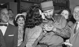 Lorenz vốn là con gái của vị thuyền trưởng người Mỹ gốc Đức. Cô đã tình cờ có mặt khi Fidel Castro lên tàu.