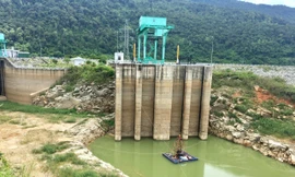 Cửa xả hồ Nhà máy Thủy điện Buôn Tua Srah cạn khô nước vào tháng 5,6 năm 2019 