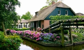 Ngôi làng Giethoorn yên ả với cây cầu nối liền tới cửa nhà. hollandisbeautiful.