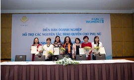 Nữ công nhân đảm nhận công việc lái xe nâng dỡ hàng hóa tại nhà máy Nestlé Bông Sen, tỉnh Hưng Yên