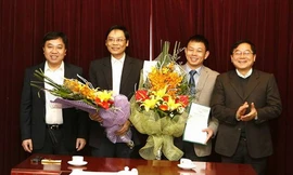 Đồng chí Phùng Công Sưởng (thứ hai từ phải qua) và đồng chí Tô Quang Nam (thứ hai từ trái qua) nhận quyết định bổ nhiệm. Ảnh: Như Ý