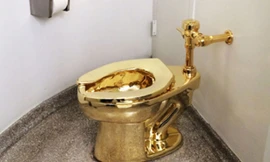 Chiếc bồn cầu làm từ vàng được đặt tại một nhà vệ sinh công cộng của bảo tàng Guggenheim, thành phố New York, Mỹ. Ảnh: The New Yorker