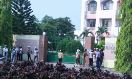 Cca tiêu thương kéo đến UBND TP Tam Kỳ sáng ngày 15-4. Ảnh Tr.Thường.