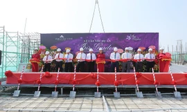 Các đại biểu cắt băng tại lễ cất nóc tòa nhà