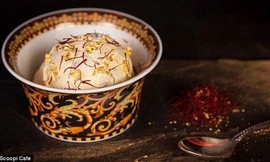 Dùng xong món kem đắt tiền, du khách còn được mang luôn cả bát và thìa về làm kỷ niệm.