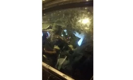  Người đàn ông ngủ trong xe ô tô trong tư thế cầm lái