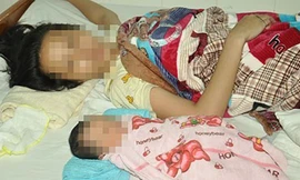 Ly và con tại bệnh viện. 