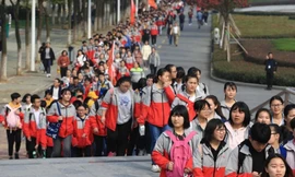 Hàng nghìn học sinh hành quân 40km mong đặt chân vào trường đại học