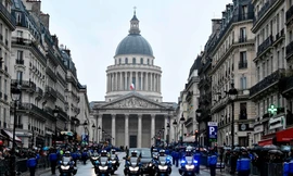 Tổng thống Pháp phục bên quan tài cảnh sát hy sinh cứu con tin