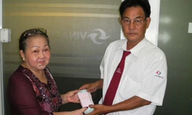 Tài xế Đặng Xuân Trà trao lại số tiền 139 triệu đồng cho hành khách bỏ quên trên xe