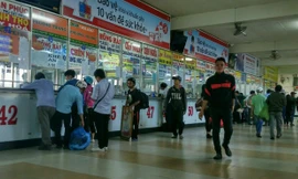 Người dân mua vé tại bến xe Miền Đông.