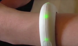 Vòng tay thông minh gọi 7 số điện thoại bằng một cú bấm