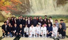 Irene đứng bên trái Kim Jong-un trong bức ảnh chung trong khi ba thành viên còn lại đứng ngoài bìa trái. Thành viên Joy vắng mặt trong buổi biểu diễn. Ảnh: Yonhap News.