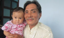 Thương Tín và con gái nhỏ.