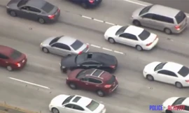 Tài xế Mercedes điên cuồng đâm xe khác chạy trốn cảnh sát