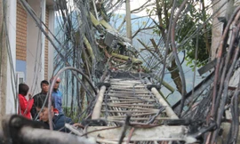 Cột phát sóng cao 40m đổ gục hoàn toàn sau vụ cháy.