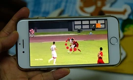 Một người dùng xem Asiad trên di động.