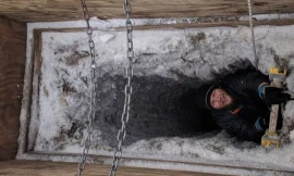 Một nhà khoa học trèo lên từ "mộ băng" - ảnh do nhóm nghiên cứu cung cấp