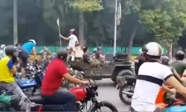 200 xe Minsk diễu phố Hà Nội, khói bốc mù mịt