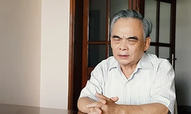 Chủ tịch Vinaxuki Bùi Ngọc Huyên trong văn phòng công ty tại Đông Anh, Hà Nội tháng 8/2018. Ở tuổi 76 ông vẫn mơ về ôtô nội địa hóa. Ảnh: Phạm An