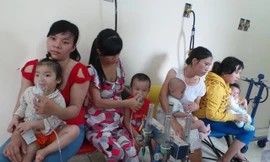 Trẻ nhiễm bệnh khi đến trường khiến hầu hết phụ huynh lo lắng