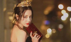 Người hâm mộ cổ vũ sao Brazil tán tỉnh ngọc nữ Địch Lệ Nhiệt Ba