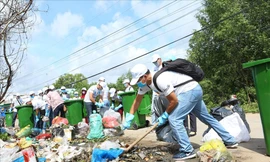 Dọn dẹp rác tại chợ