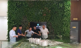 Nhiều khách nước ngoài quan tâm và đến tìm hiểu Him Lam Green Park