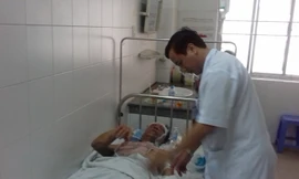 Bệnh nhân bị bỏng cồn đang được điều trị