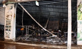 Tòan bộ cửa hàng giày dép 100 m2 bị thiêu rụi. Ảnh: Văn Trăm.