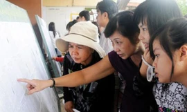 Phụ huynh xem thông tin tuyển sinh tại các trường. Ảnh: Quốc Định