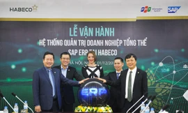 Các đại biểu cùng chạm tay vào quả cầu tượng trưng chính thức vận hành hệ thống quản trị doanh nghiệp tổng thể tại HABECO