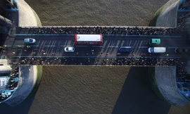 Du khách đánh rơi chai bia làm rạn cầu sông Thames