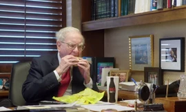 Warren Buffett thường ăn đồ ăn nhanh vào bữa sáng. Ảnh: HBO