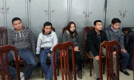 Nguyễn Huy Long (ngoài cùng bên phải) cùng các đối tượng trong ổ nhóm sử dụng thẻ tín dụng giả