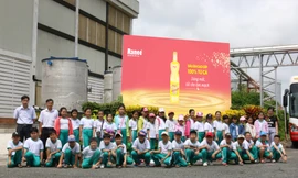 Các học sinh tham quan Nhà máy dầu ăn cao cấp 100% từ cá duy nhất tại Việt Nam và trên thế giới