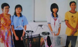  Những chiếc xe đạp dù giá trị vật chất không lớn nhưng nó như tiếp thêm nghị lực cho nhiều em học sinh nghèo trên hành trình tìm con chữ (Anh Thái tặng xe cho học sinh nghèo tại trường THCS Âu Lạc, Q. Tân Bình)