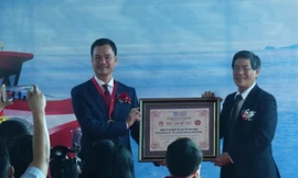 Tổng giám đốc Công ty TP Tàu cao tốc Phú Quốc Vũ Văn Khương nhận giấy chứng nhận kỷ lục gia Việt Nam