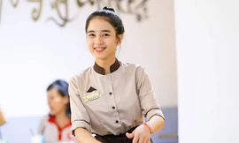 Nữ nhân viên quán cà phê ở Hải Phòng gây chú ý trên mạng.