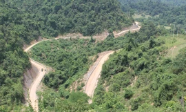 Đường vào vùng lõi vườn Quốc gia Pù Mát - nơi sinh sống của người Đan Lai phải vượt qua những cung đèo quanh co, dốc đứng.