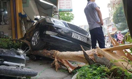 Xe Camry lùi trúng 8 ôtô, xe máy