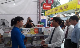 Ông Ngô Văn Quý, Thành ủy viên, Phó chủ tịch UBND Thành phố Hà Nội cùng đoàn đại biểu ghé thăm gian hàng Nhà sách Tiền Phong