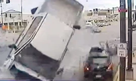 Ô tô bán tải đâm kinh hoàng ở ngã tư, nhiều xe nát bét