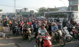 Xe cộ nhích chậm chạp trên Quốc lộ 60, đoạn qua địa bàn TP.Mỹ Tho tỉnh Tiền Giang 